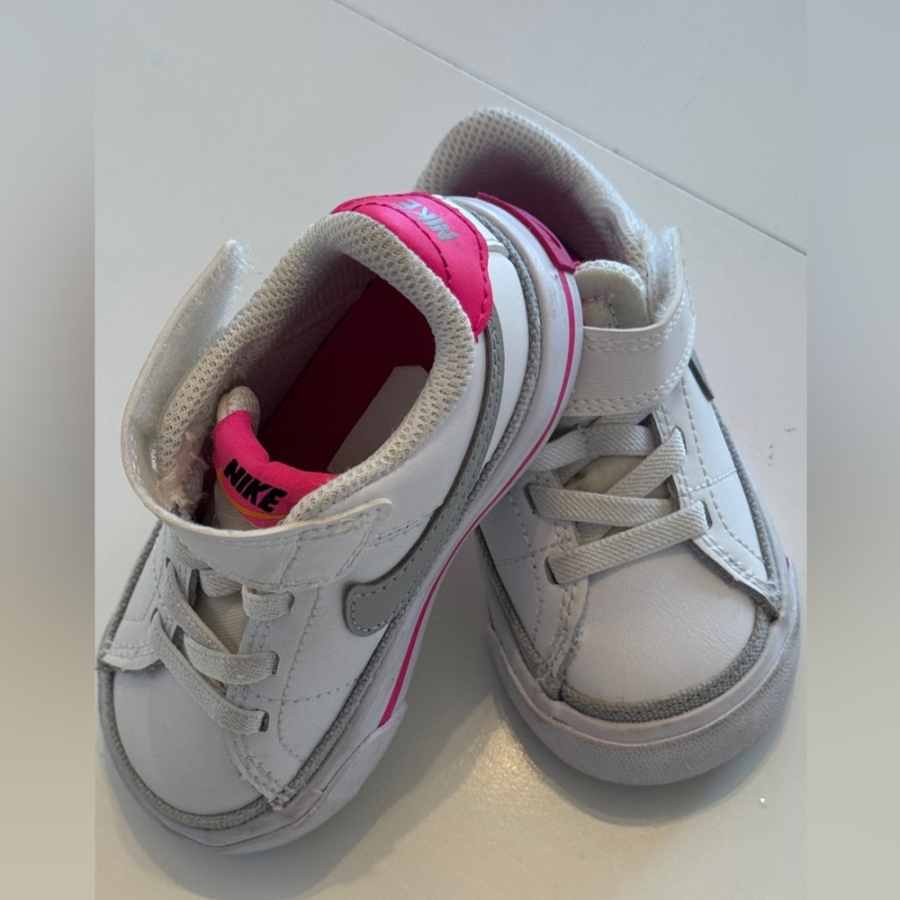 Nike White and Pink Sneakers Sporty Style